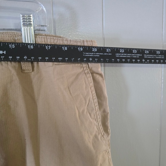 IZOD Saltwater Mens 42 Khaki Cargo Shorts Tan 100% Cotton 10.5 Inseam Casual - Picture 3 of 7